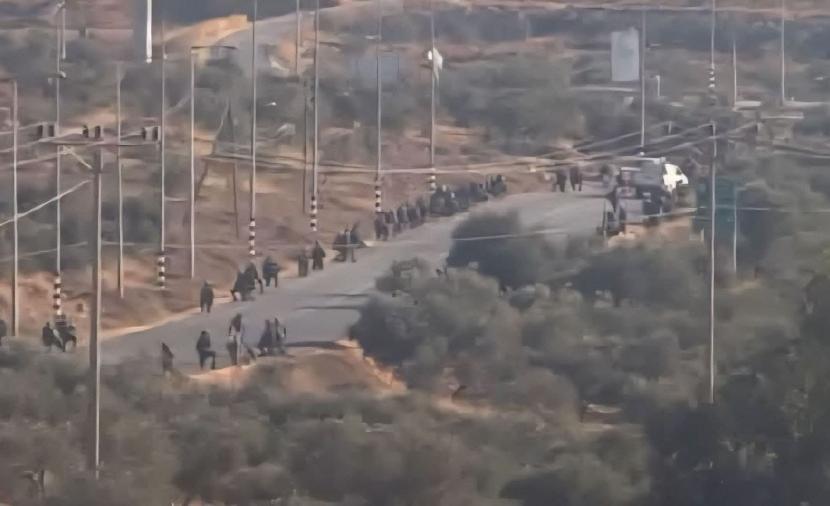 23 معتقلاً في حملة مداهمات بالضفة فجر الخميس بينهم أسرى محرّرون