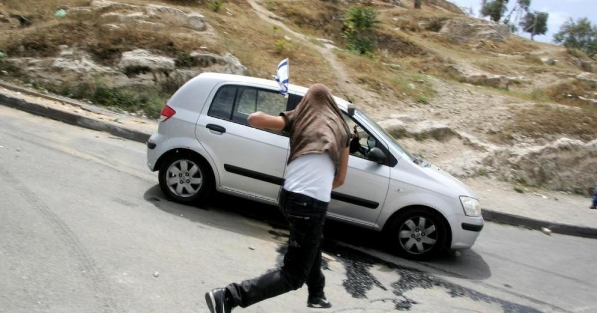 ثلاث إصابات بانقلاب مركبة مزارعين بعد مهاجمة مستوطنين في سلفيت