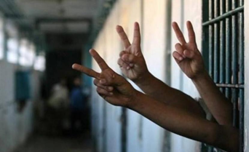 نحو 370 طفلاً فلسطينياً يقبعون في سجون الاحتلال