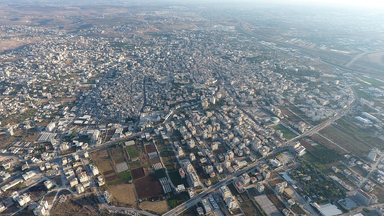 علم إسرائيلي فوق مئذنة في نور شمس.. والمخيم في أسبوعه الثاني تحت الحصار