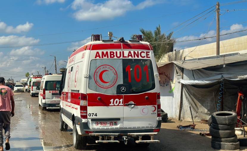 96 مريضًا ومرافقًا يغادرون غزة للعلاج عبر رفح بعد توقف إجلائي