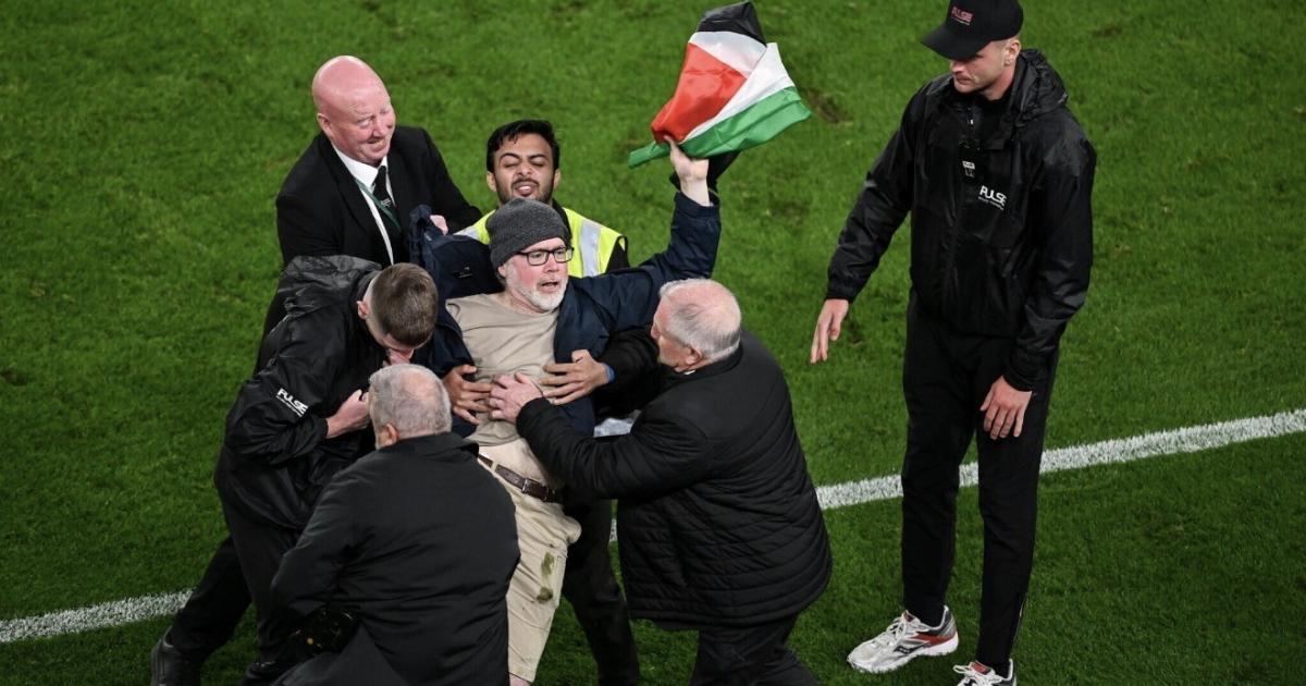 مباراة أيرلندا والنمسا تتوقف مرتين وسط احتجاجات فلسطينية في دبلن