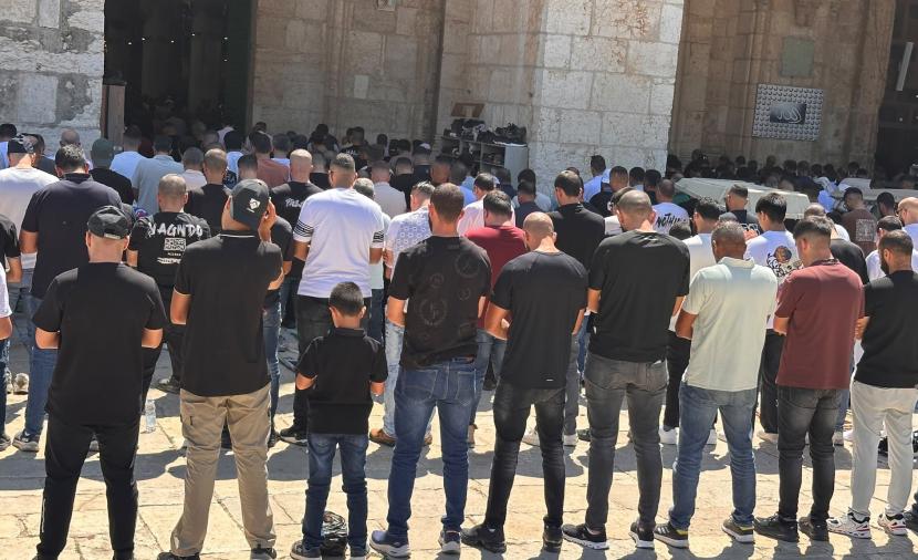 آلاف المصلين يؤدون الجمعة في الأقصى وسط إجراءات مشددة