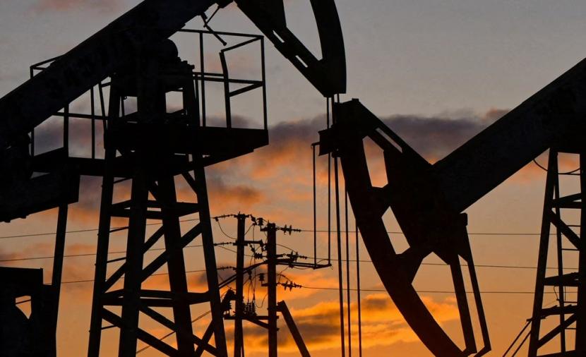 النفط يقفز 3% بعدما جدّدت إيران شروطها لإعادة فتح مضيق هرمز