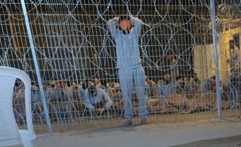 اعتداءات متكررة وقمع ممنهج لأسرى غزة في سجن الرملة.. ومطالبة دولية عاجلة لوقف التنكيل