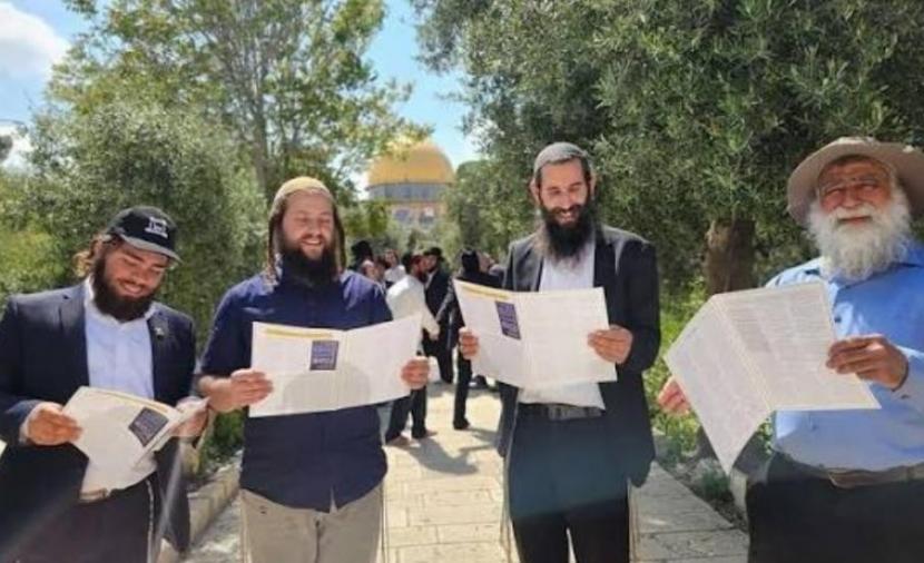 «السيدور» داخل باحات الأقصى.. محافظة القدس ترى انتقالاً من الاقتحام إلى الصلاة