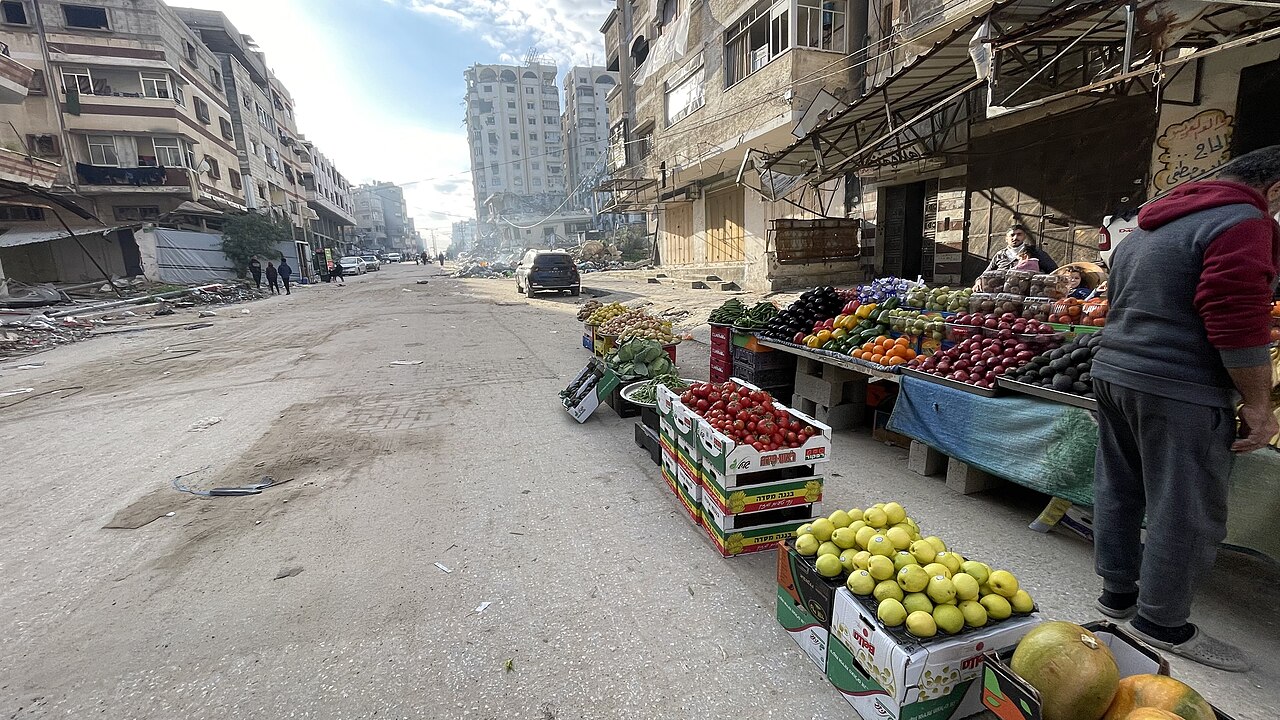 بلدية غزة تبحث مع أهالي حي الصبرة الملفات الخدمية