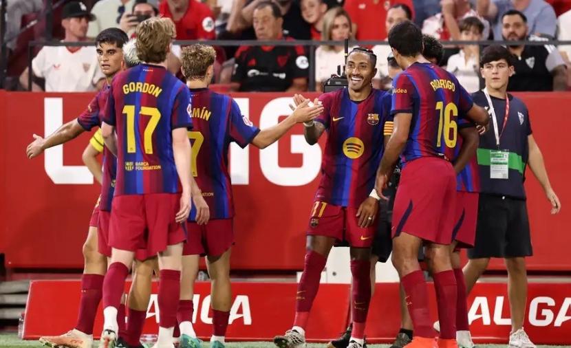 برشلونة يواصل صدارة الليغا بثلاثية لرافينيا أمام إشبيلية