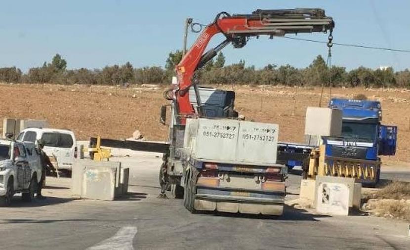 بوابات حديدية على طرق الخليل.. الاحتلال يشدّد الطوق على المحافظة