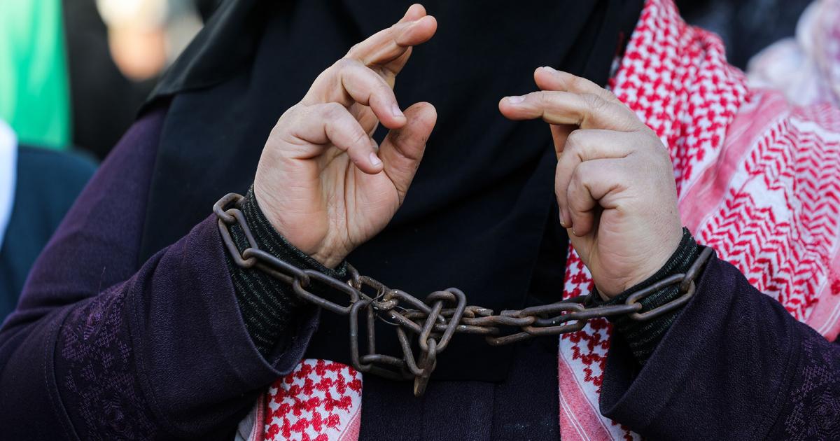 90 أسيرة في «الدامون».. اكتظاظ شديد وإهمال طبي يهدّد صحتهن