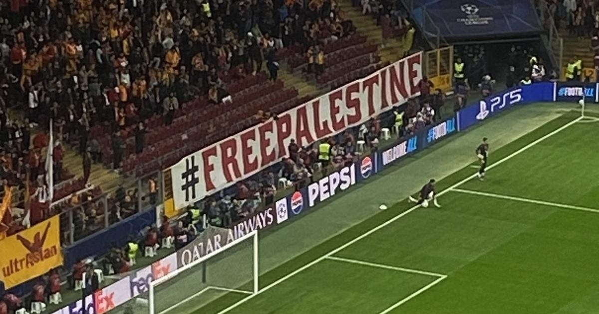 جماهير جالطة سراي ترفع لافتات «فلسطين حرة» قبل مواجهة برشلونة