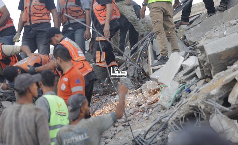 انهيار مبنى في حي الصناعة بغزة.. 21 شهيداً وعشرات المفقودين