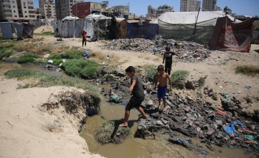 أزمة صرف صحي في غزة تهدد البيئة البحرية بتصريف 55 ألف متر مكعب يومياً