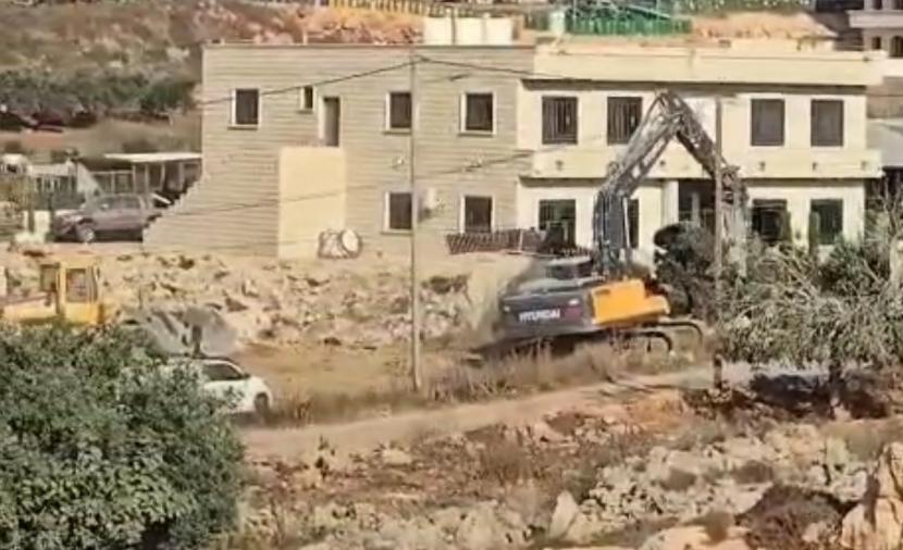 جرافات الاحتلال تهدم منزلاً ومنشآت في قرية قلنديا شمال القدس