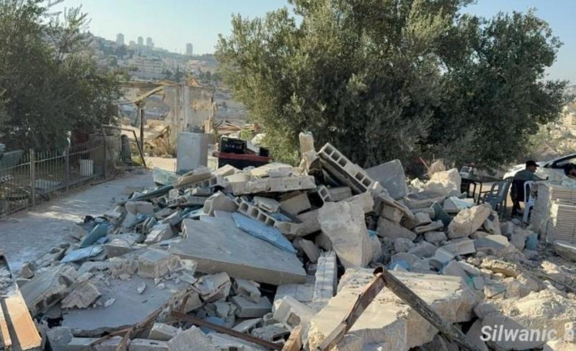 مقدسي يهدم منزله ومخزنين بيده في سلوان تنفيذاً لقرار بلدية الاحتلال