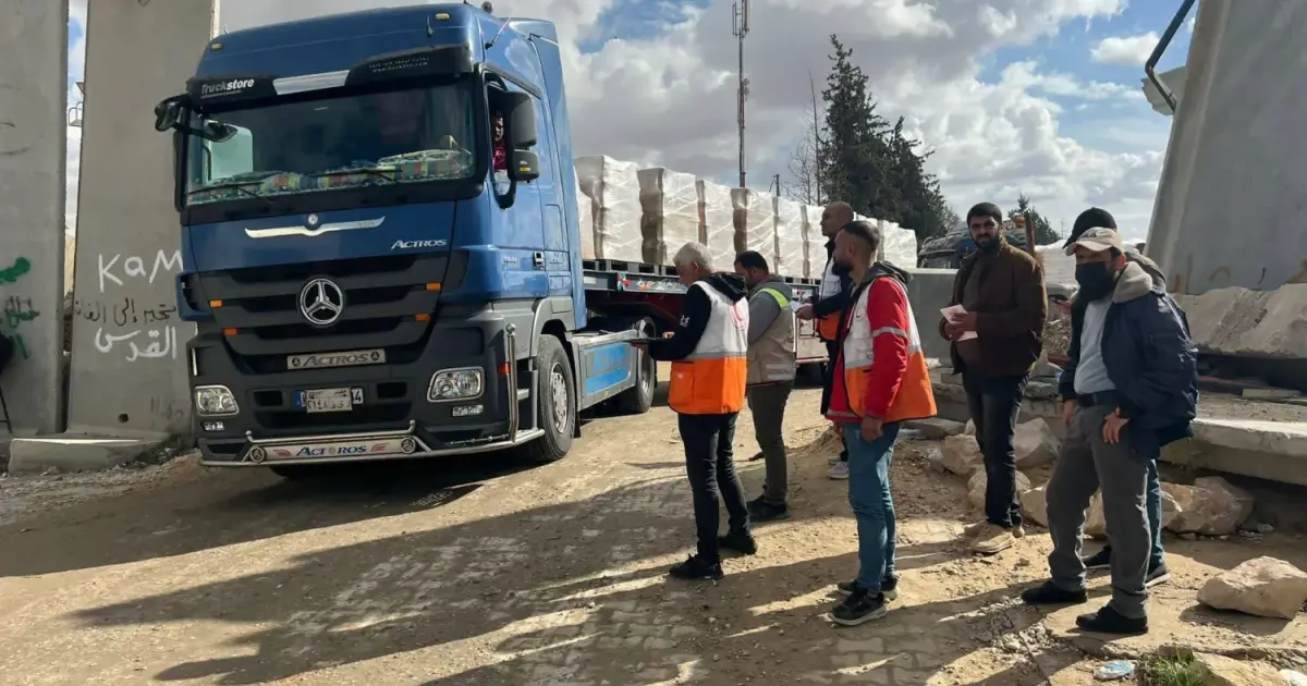 هيئة المعابر: 1472 شاحنة دخلت غزة خلال أسبوع والقيود مستمرة على حركة المسافرين