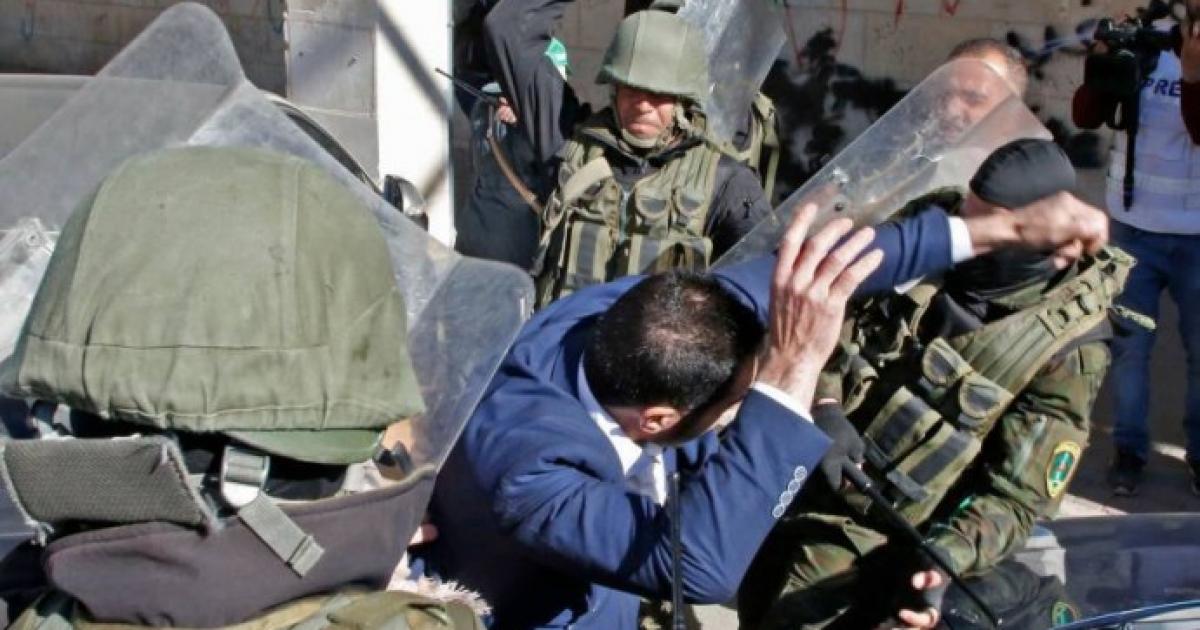 مصادر محلية: أجهزة أمن السلطة تعتقل أسرى محرّرين في عدة محافظات بالضفة