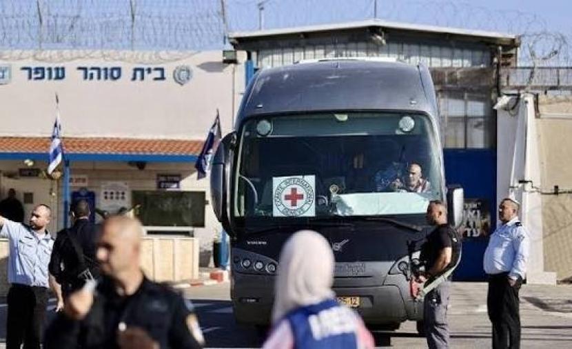 الإفراج عن 37 معتقلاً من غزة بينهم سيدة عبر معبر كرم أبو سالم