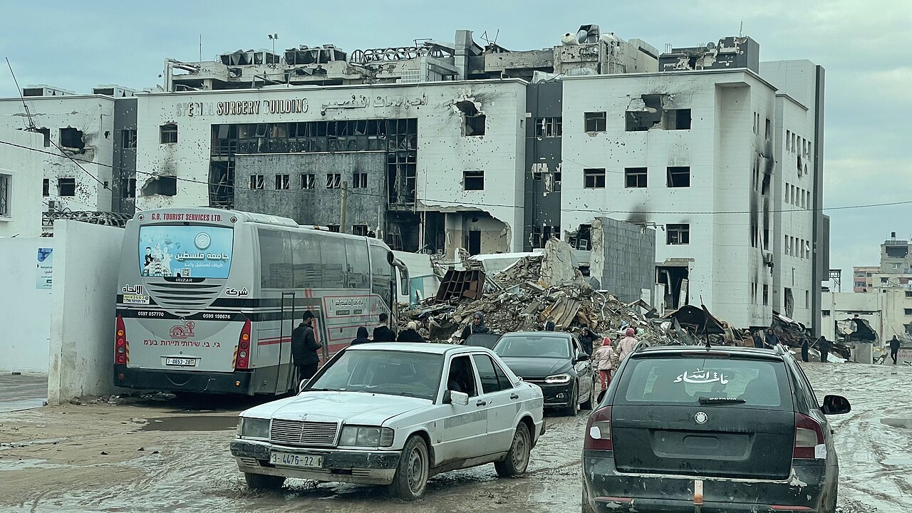 تحويلة طبية منذ آذار 2025.. أهالي مرضى غزة يحتجّون على ترتيب قوائم السفر
