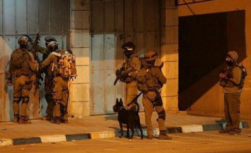 اقتحام بلدة كوبر شمالي رام الله وإطلاق قنابل الغاز