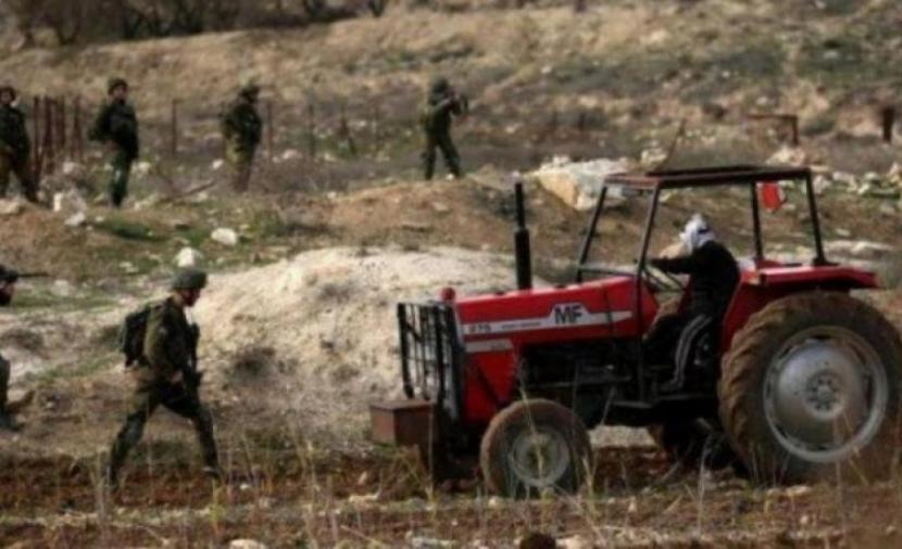 احتجاز مواطن واستيلاء الاحتلال على مركبة وجرار زراعي في مسافر يطا