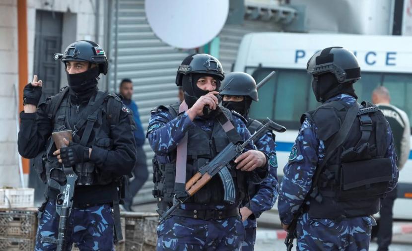 الاحتلال يطرد فريقاً أمنياً بريطانياً كان يدرب كوادر السلطة بالضفة