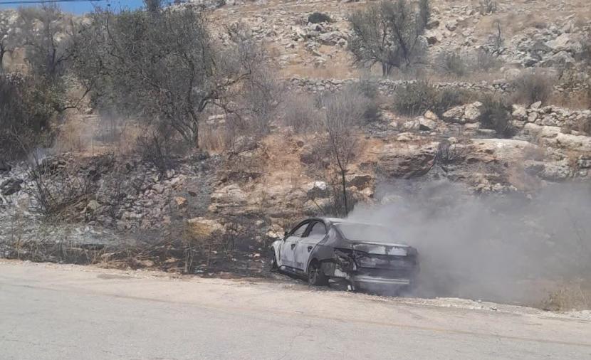 اشتعال النيران في مركبة فلسطينية غرب رام الله