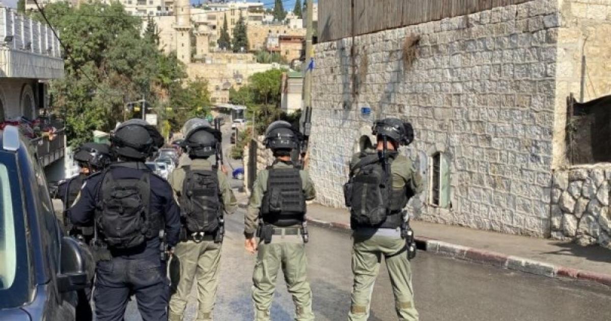 اقتحام واسع وقطع طرق.. قوات الاحتلال تحاصر مسجداً في بدو وتُفاقم أزمة المواطنين