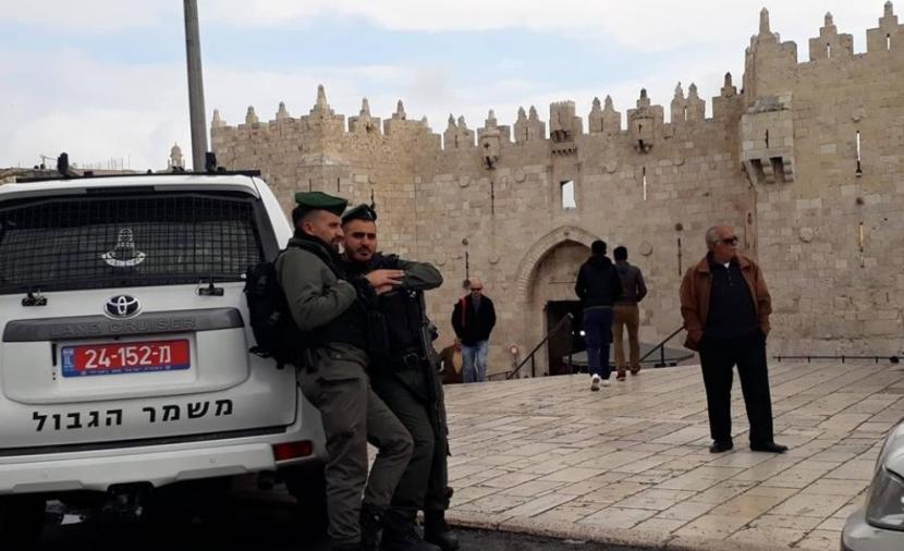 مخابرات الاحتلال تفتش منازل أسرى محررين في القدس وتحتجز عائلاتهم