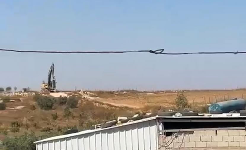 آليات هدم إسرائيلية في خلة الفرا غرب يطا ومخاوف على ممتلكات الأهالي
