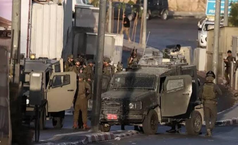 الاحتلال يواصل هجومه على الخليل لليوم الثامن ويهجّر 537 أسرة
