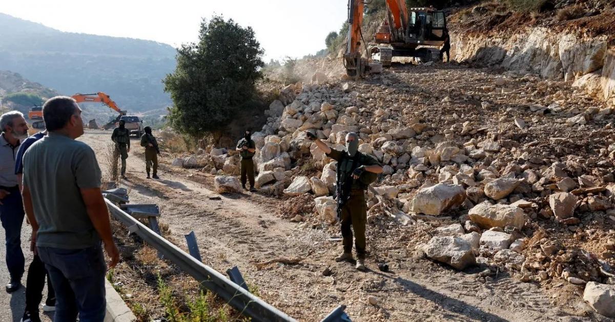 الاحتلال يشق طريقاً استيطانياً لعزل بلدة المغير عن محيطها