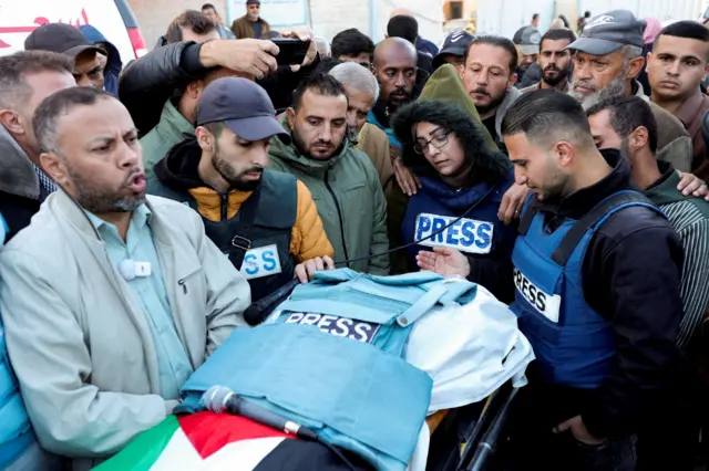 مركز غزة لحقوق يطالب الجزيرة بمراجعة إنهاء عقود 26 صحفياً