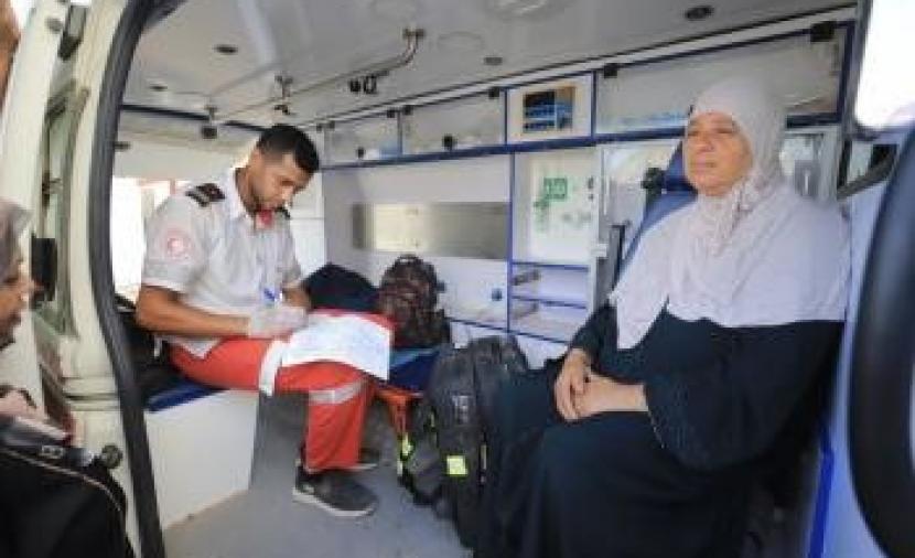 مغادرة 78 مسافراً عبر معبر رفح بينهم 37 مريضاً للعلاج في الخارج