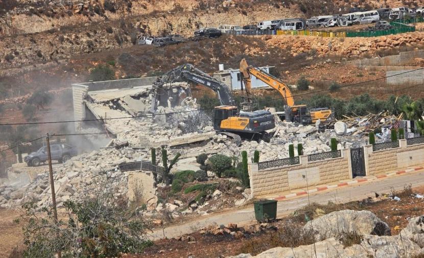 محافظة القدس: عشرات المنازل في قلنديا مهدَّدة بالهدم لصالح مشاريع استيطانية