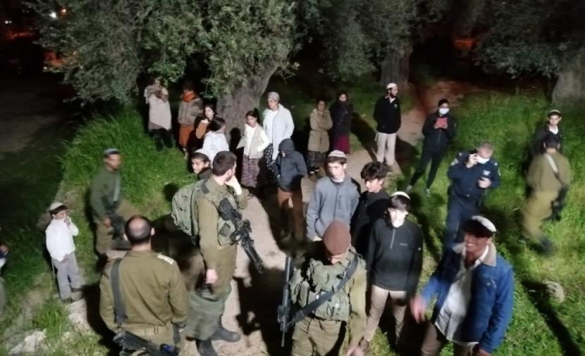 مستوطنون يهاجمون مزارعي المغير في السهل الشرقي والاحتلال يعتقل شابين