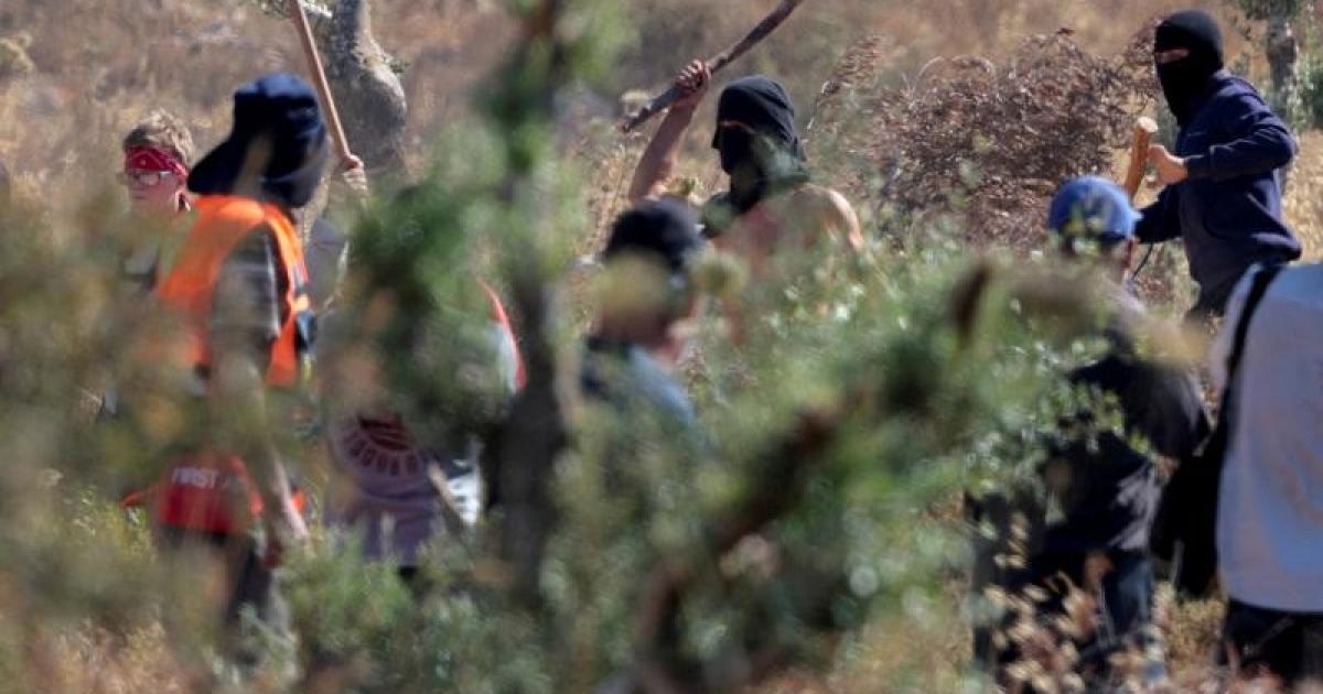 اعتداءات مستوطنين في برقا.. احتجاز مزارع وحصار قرية بالساعات