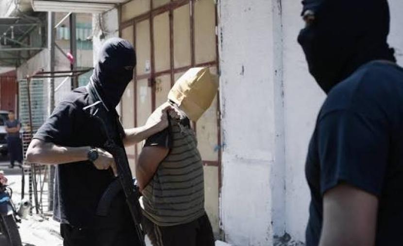 قوة «رادع» تعلن اعتقال أربعة عملاء درّبهم الاحتلال على الخطف والاغتيال