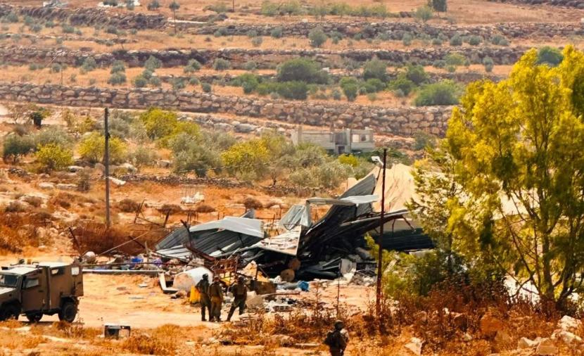 الاحتلال يهدم منشآت زراعية ويردم بئر مياه في بلدة بيت دجن شرق نابلس