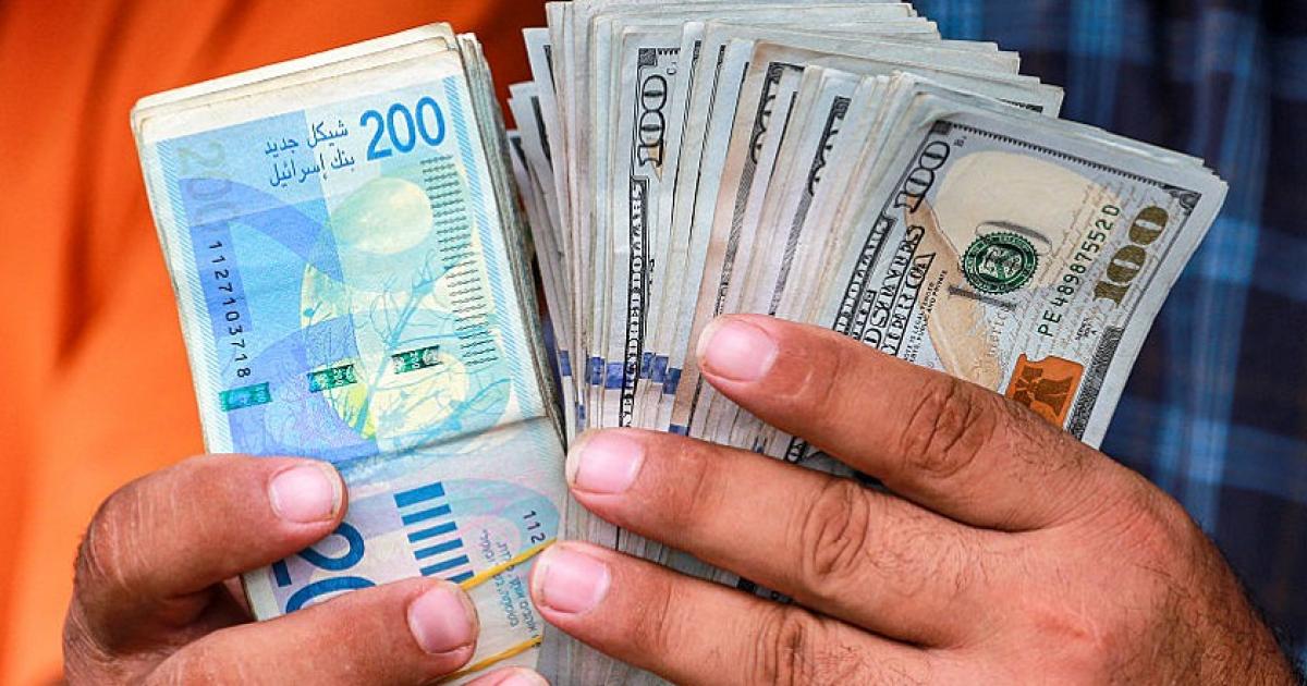 الدولار يتراجع إلى 2.96 شيكل في نشرة الجمعة
