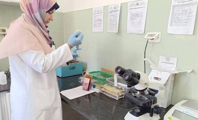 صحة غزة تعيد فحوصاً مخبرية إلى الخدمة بعد إصلاح أجهزة المختبر المركزي