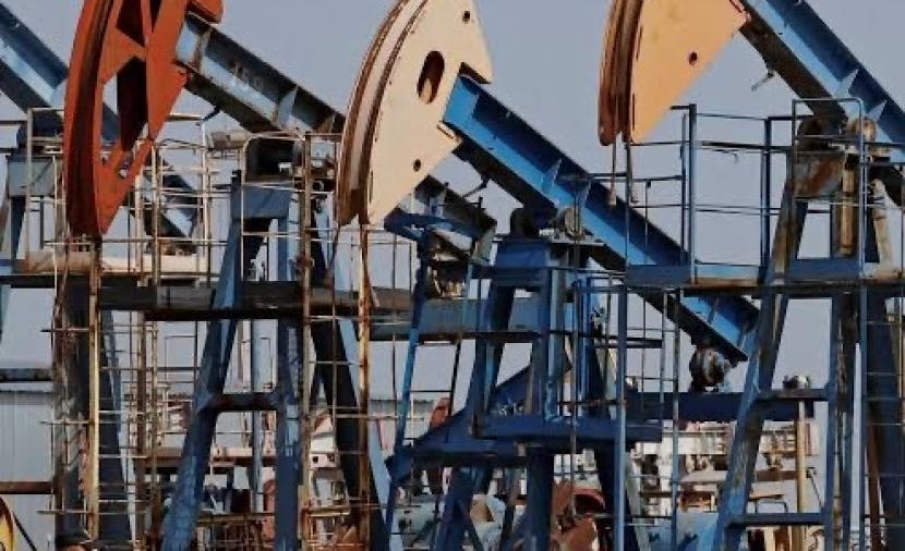 تهديد أمريكي بحصار بحري مفتوح على إيران يدفع النفط إلى مكاسب أسبوعية