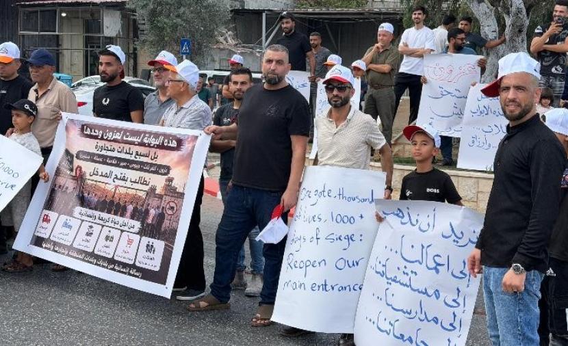 وقفة في بلدة عزون للمطالبة بفتح مدخلها الشمالي المغلق ببوابة حديدية