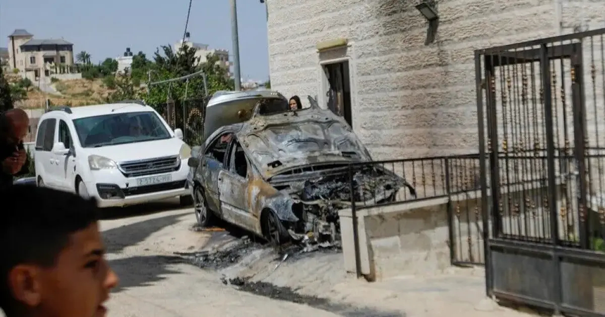 مستوطنون يحرقون مركبة ويحاولون اختطاف طفل في بيت أمر شمال الخليل